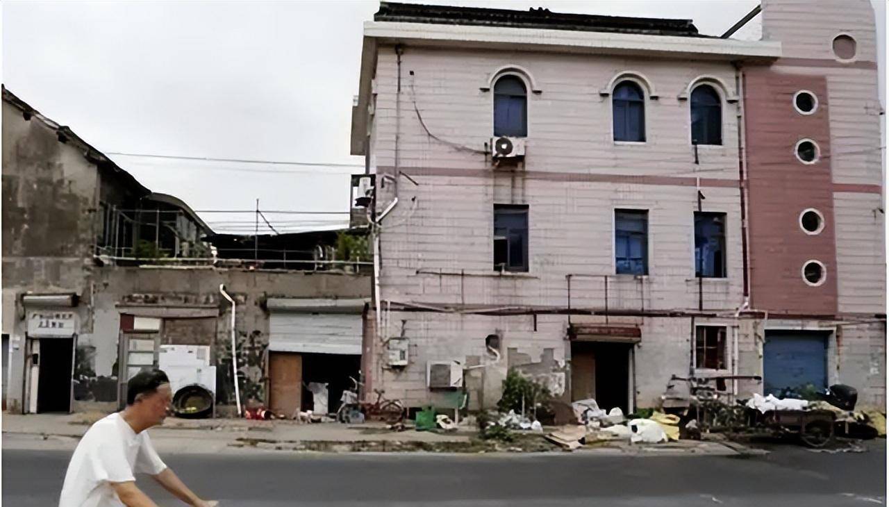 睡在上海公路中央的钉子户,硬抗14年要价一个亿6套房,他咋真牛