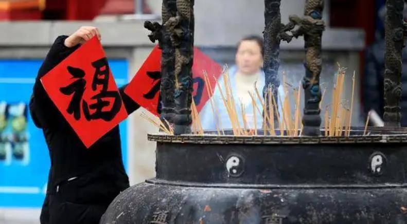 可以大胆地推测,第一个用三支香祭拜祖先和神灵的人物定然是一位终哌