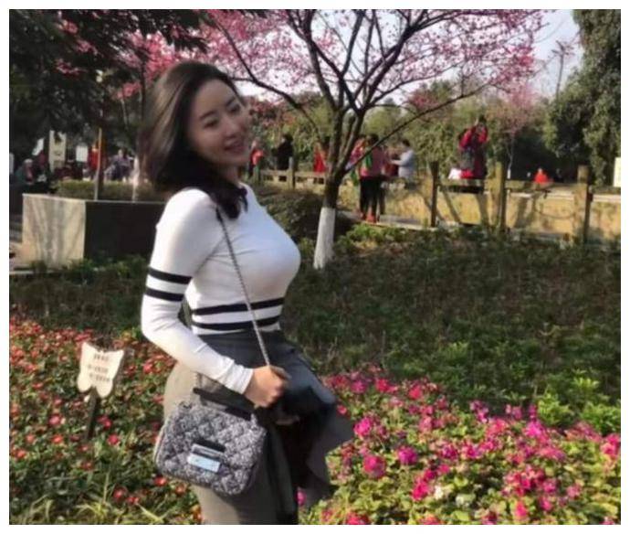 因刘强东走红的蒋娉婷:从国外回重庆生孩子,卖的私人物品辣眼睛