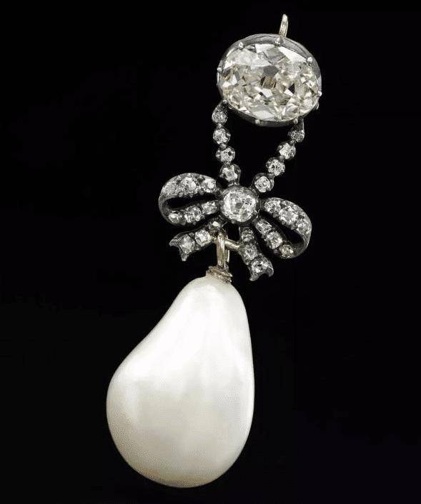 一对古董大耳环,分2次送给孙女英女王_英国王室_珠宝_珍珠