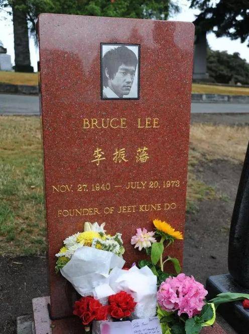 美国西雅图李小龙的墓地:儿子陪伴在旁边,墓碑前12个字让人深思