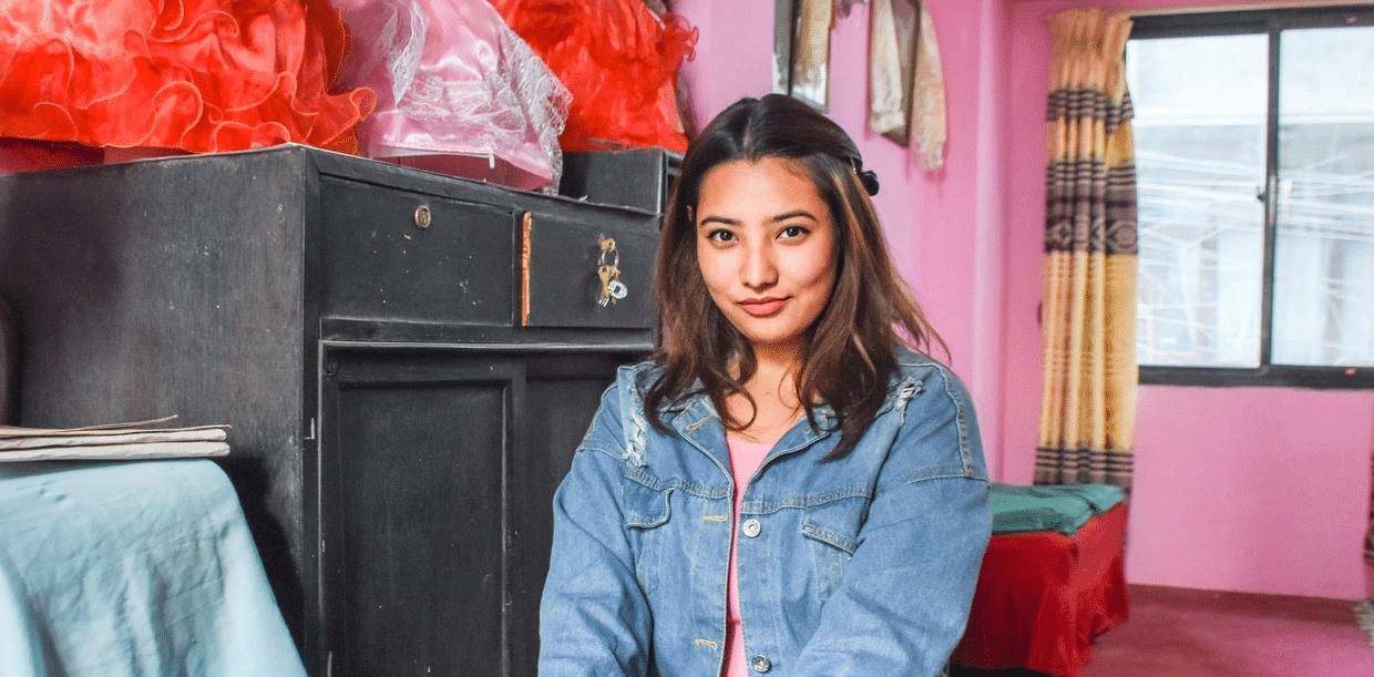 尼泊尔"活女神"不愁嫁?4岁上位,被供奉10年,出门脚不沾地