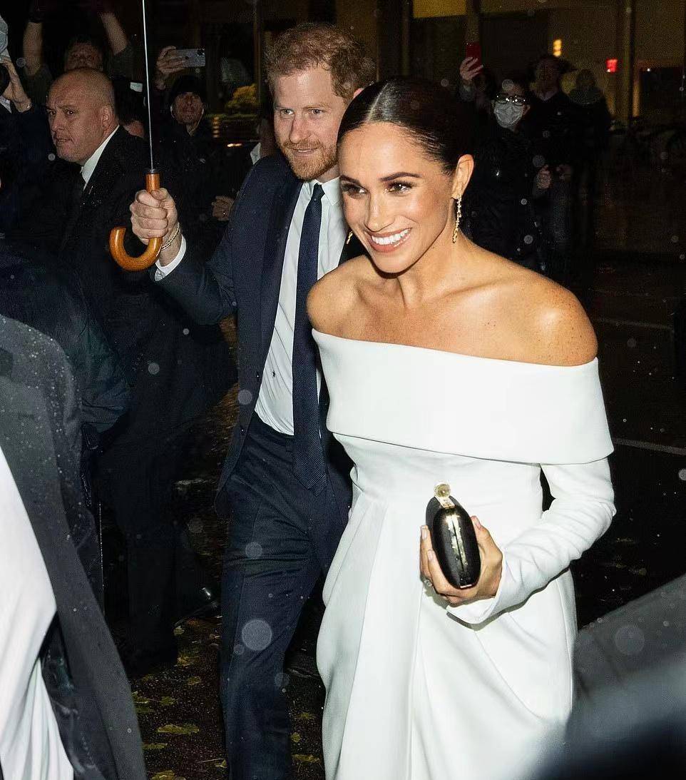 梅根第一次婚礼现场:穿泳衣在沙滩狂欢,痴情前夫宠她9年被离婚