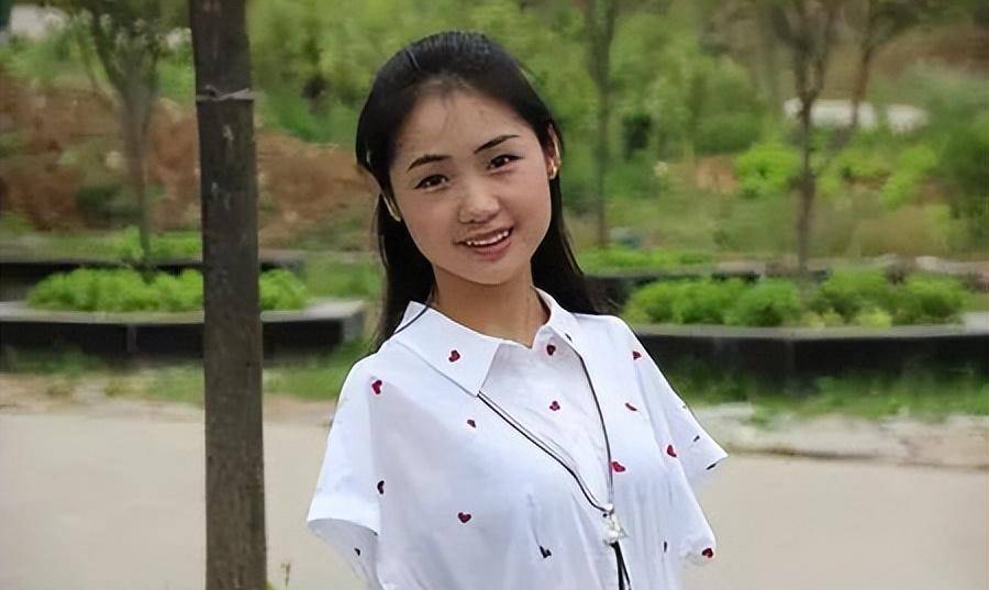 农村女孩杨佩:9岁失去双臂,23岁一夜爆红,事业爱情双丰收