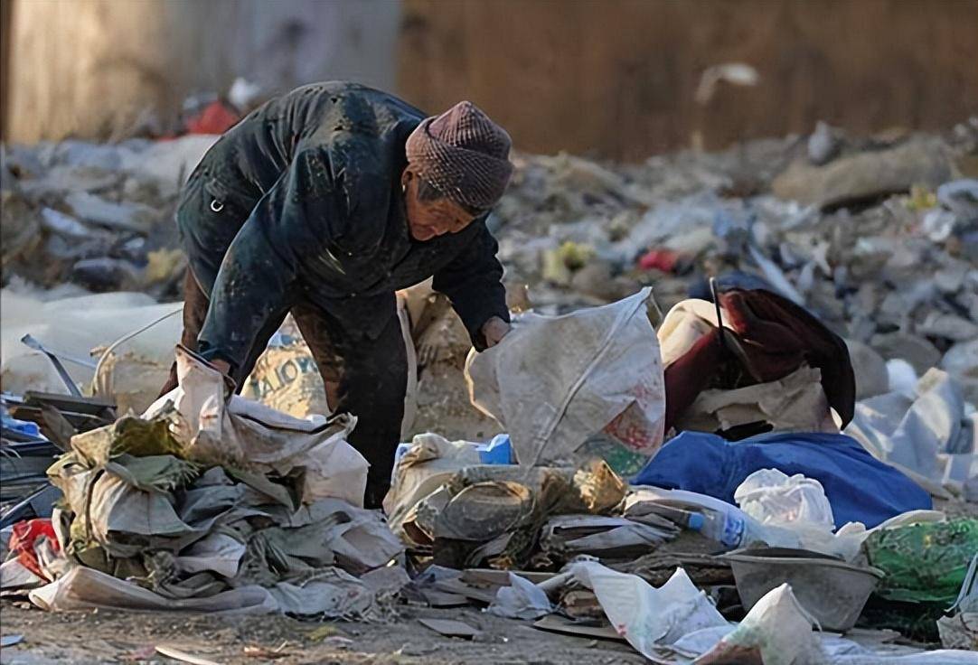 回顾53岁老人捡到兔唇弃婴,拾荒将其养大:只要我活着就有她口饭