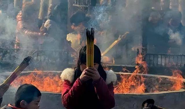 穷人越拜佛越穷,富人越烧香越富,不懂这些烧香拜佛也白费_财富_佛祖