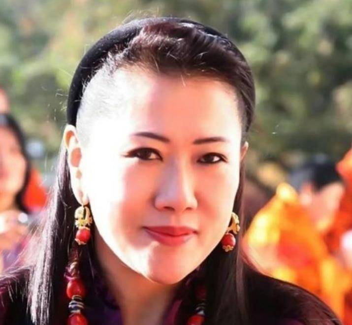 不丹老国王有4个王后10个子女,比跟妻子分居46年的莫迪,显年轻_旺楚克