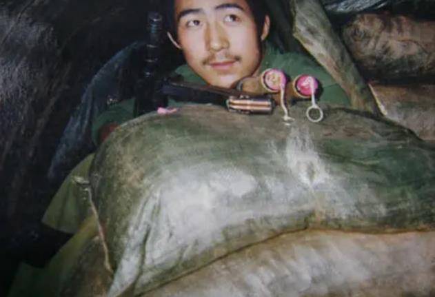 老山第一兵邢志强,过生日连长冒死送烧鸡,听着军长五音不全的歌