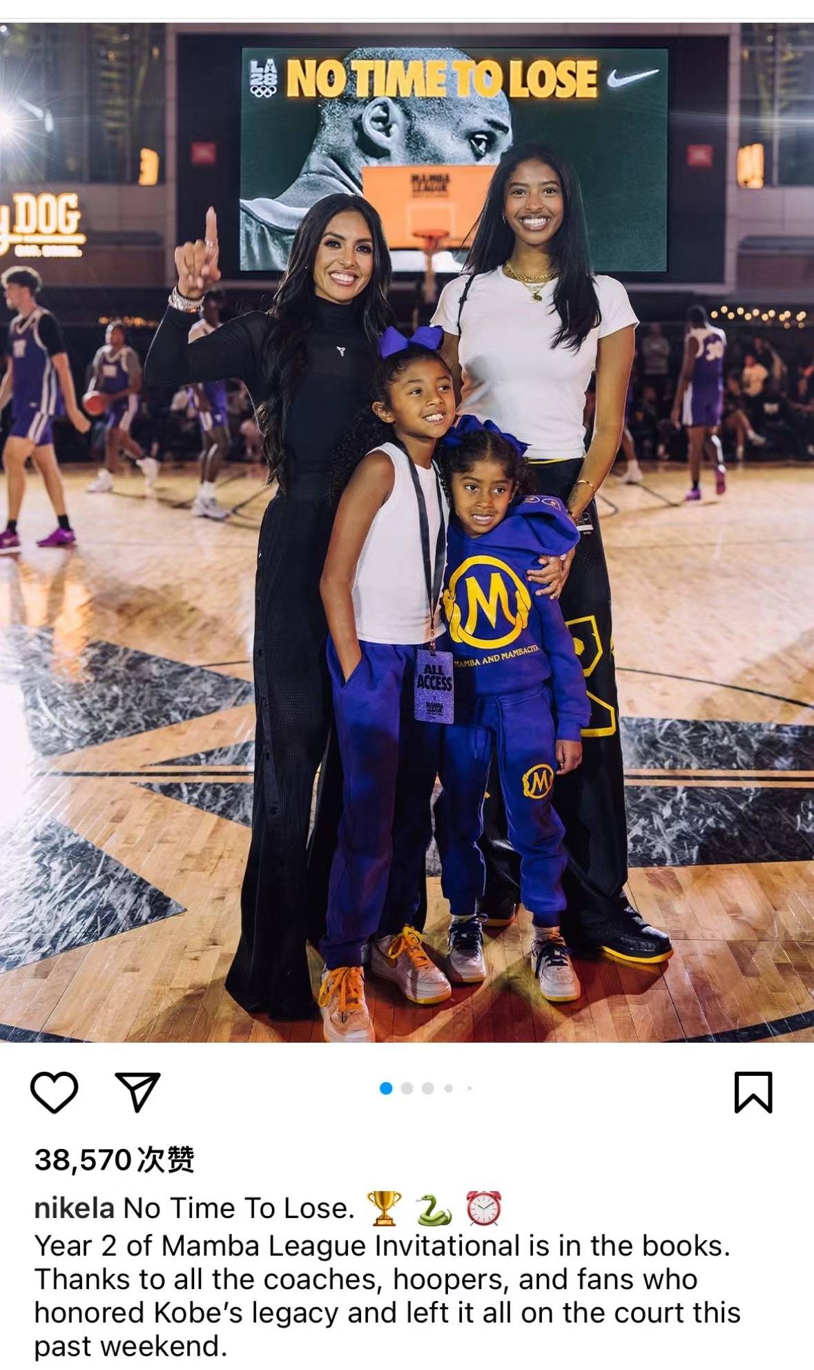 北京时间8月26日,科比遗孀瓦妮莎带着三个女儿出席了mlb的比赛,并为