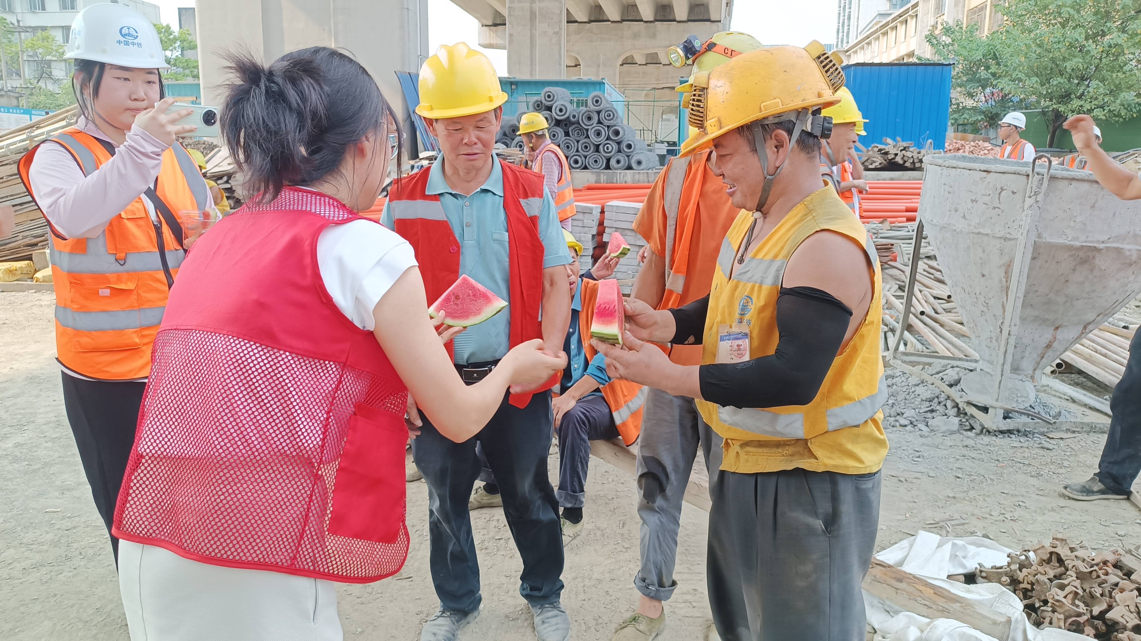 "最美赛云"志愿者队伍服务-社区关怀 夏日送清凉活动