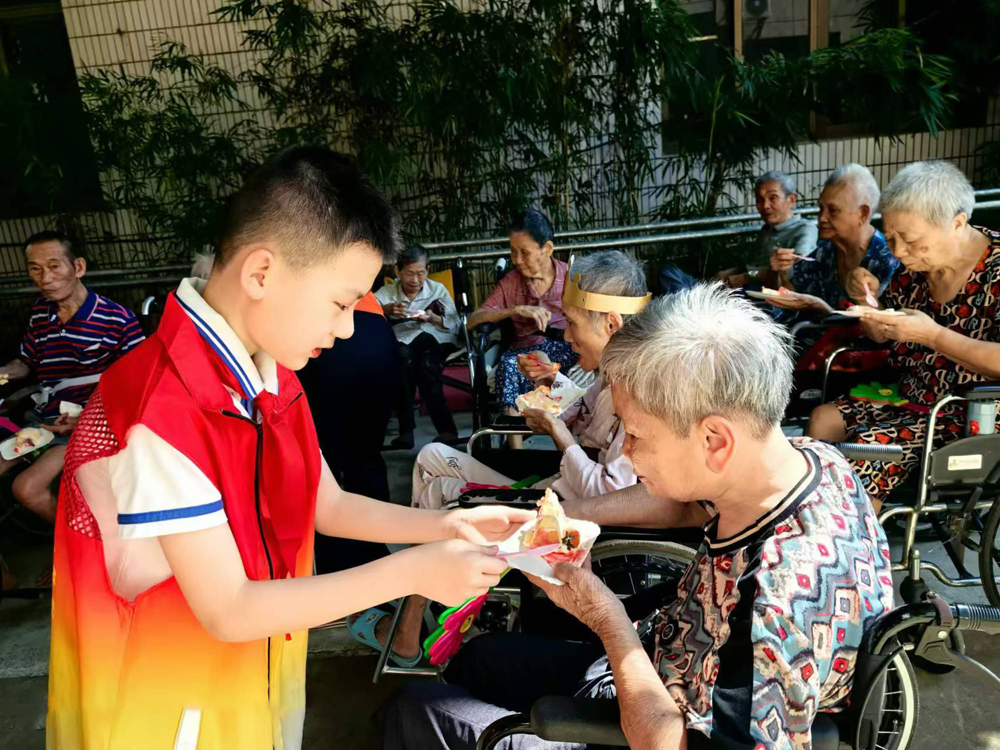 海口少先队员暑期热心公益 为养老院老人祝寿