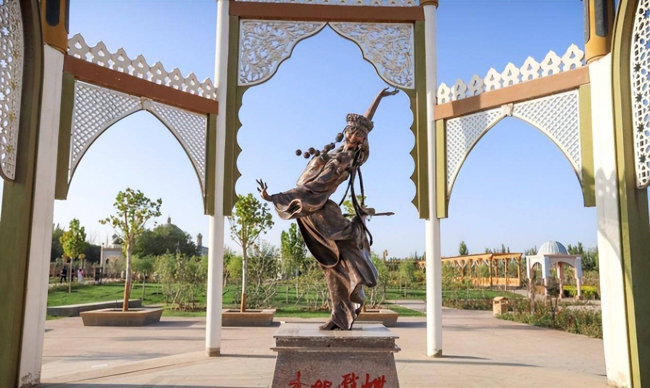 有个姑娘,因为爱国而遍体生香,成了"香女人"_和卓_阿帕克霍加_乾隆