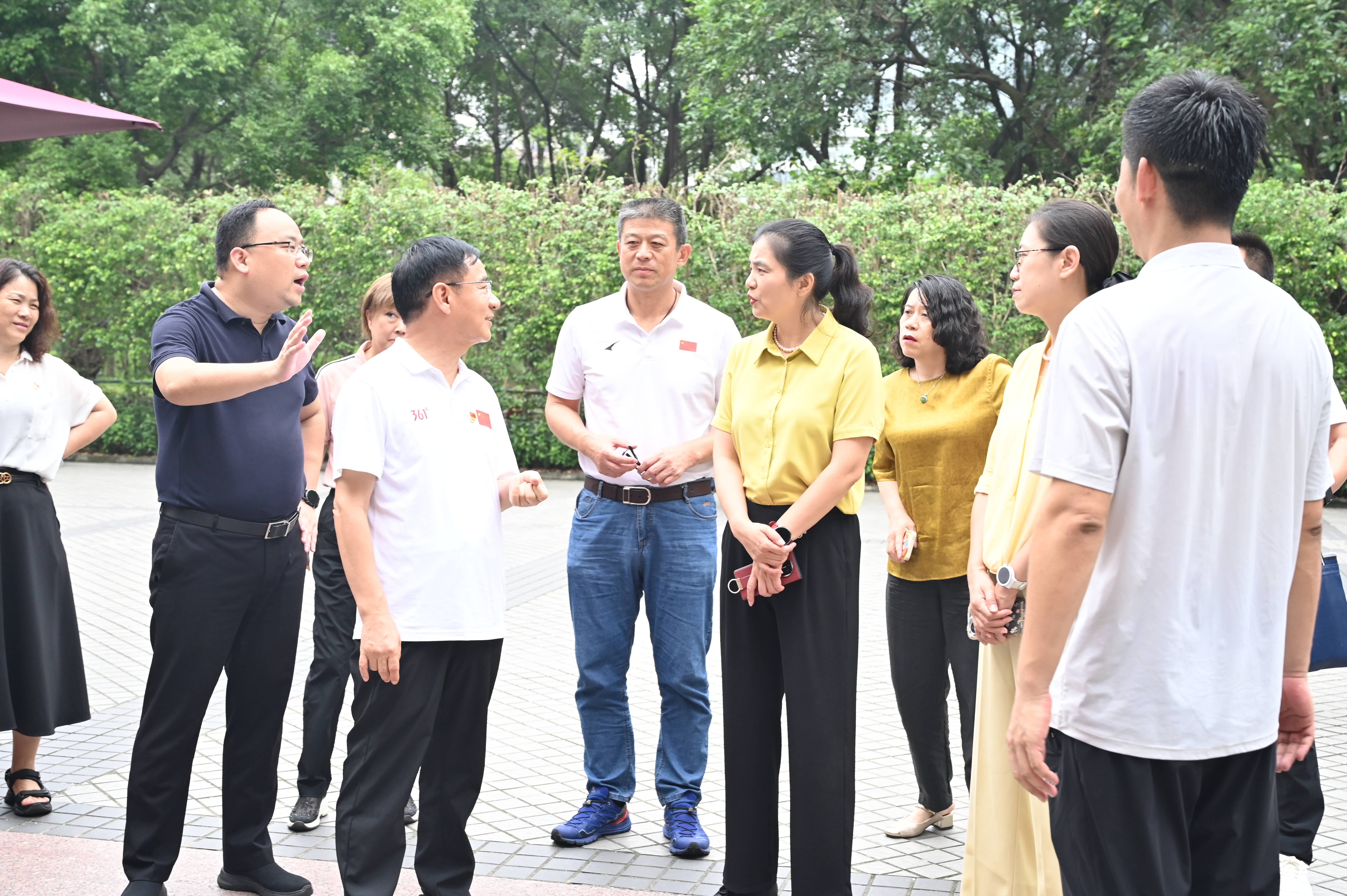 广州市体育局办公室主任席庆锋,黄埔区副区长何宇鸿,黄埔区教育局局长