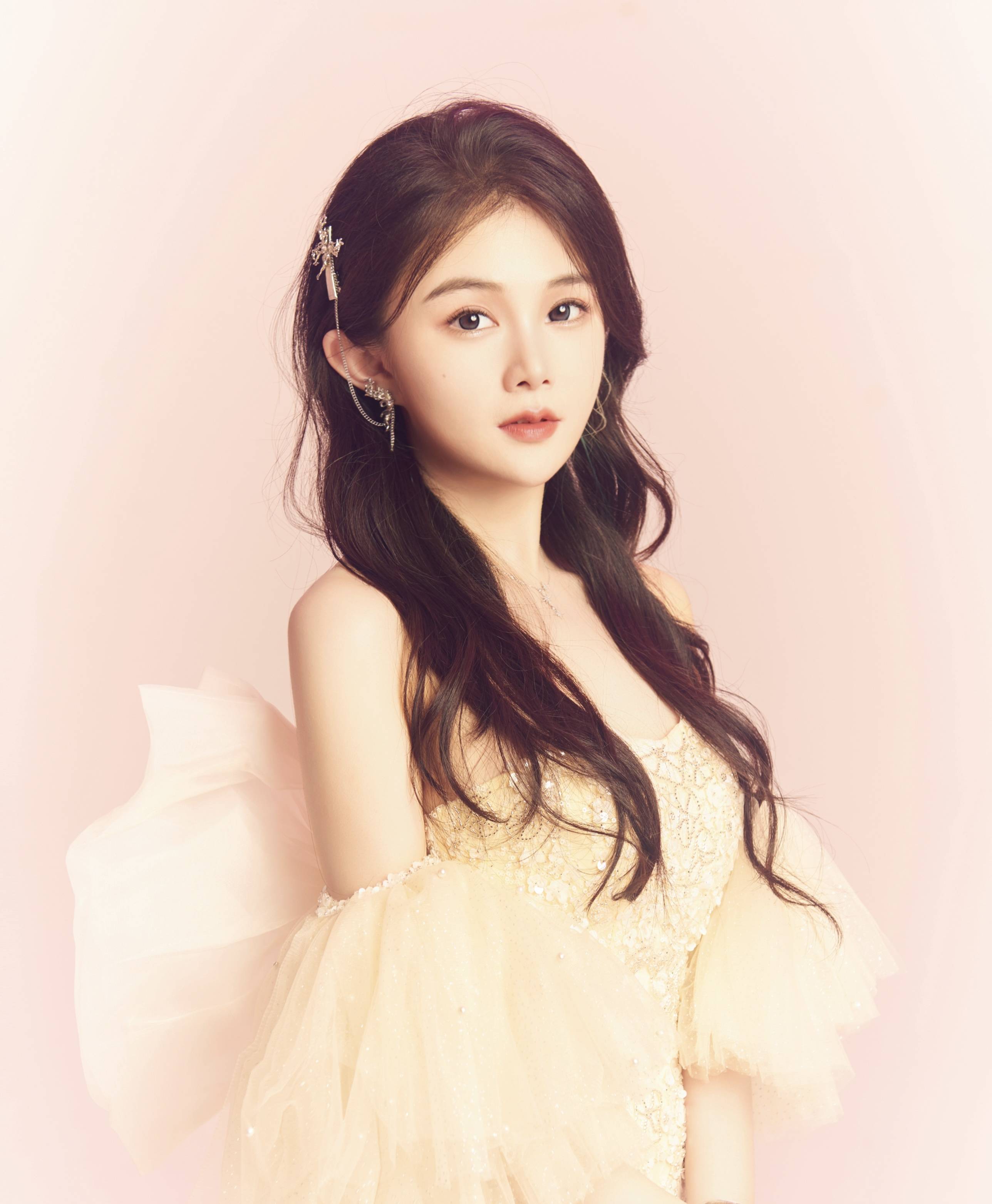 来自黄熙宸的自我介绍:女,2001年infj狮子座,目前从事:演员 自媒体 .