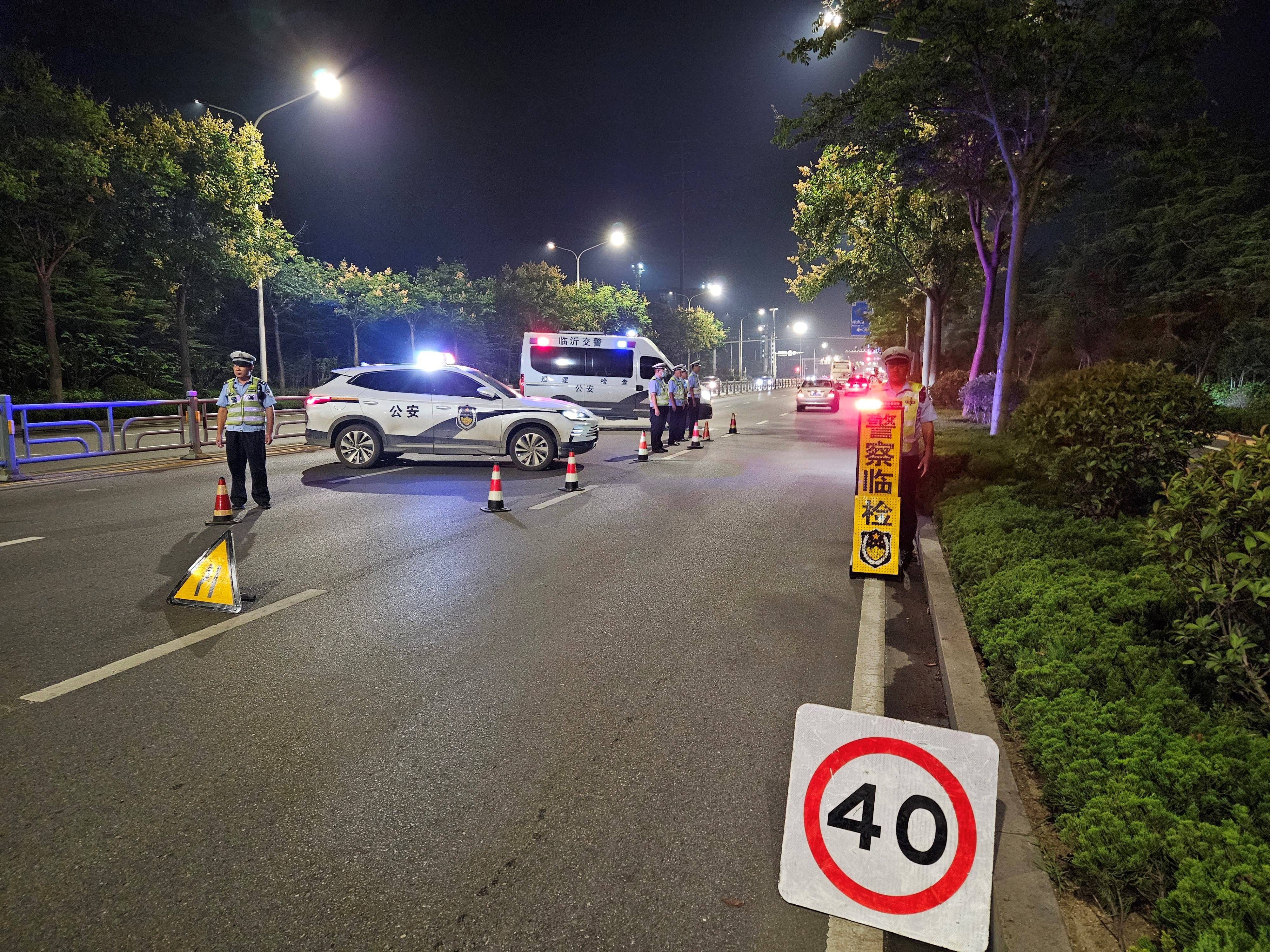 交警查车现场图片