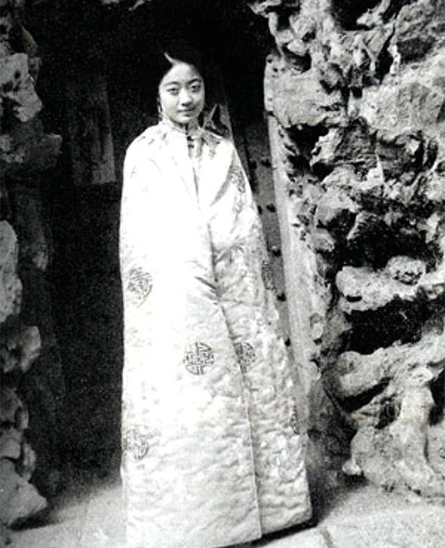 婉容:敢给皇帝戴绿帽,死后被扔臭水沟,溥仪晚年说她"好虚荣"