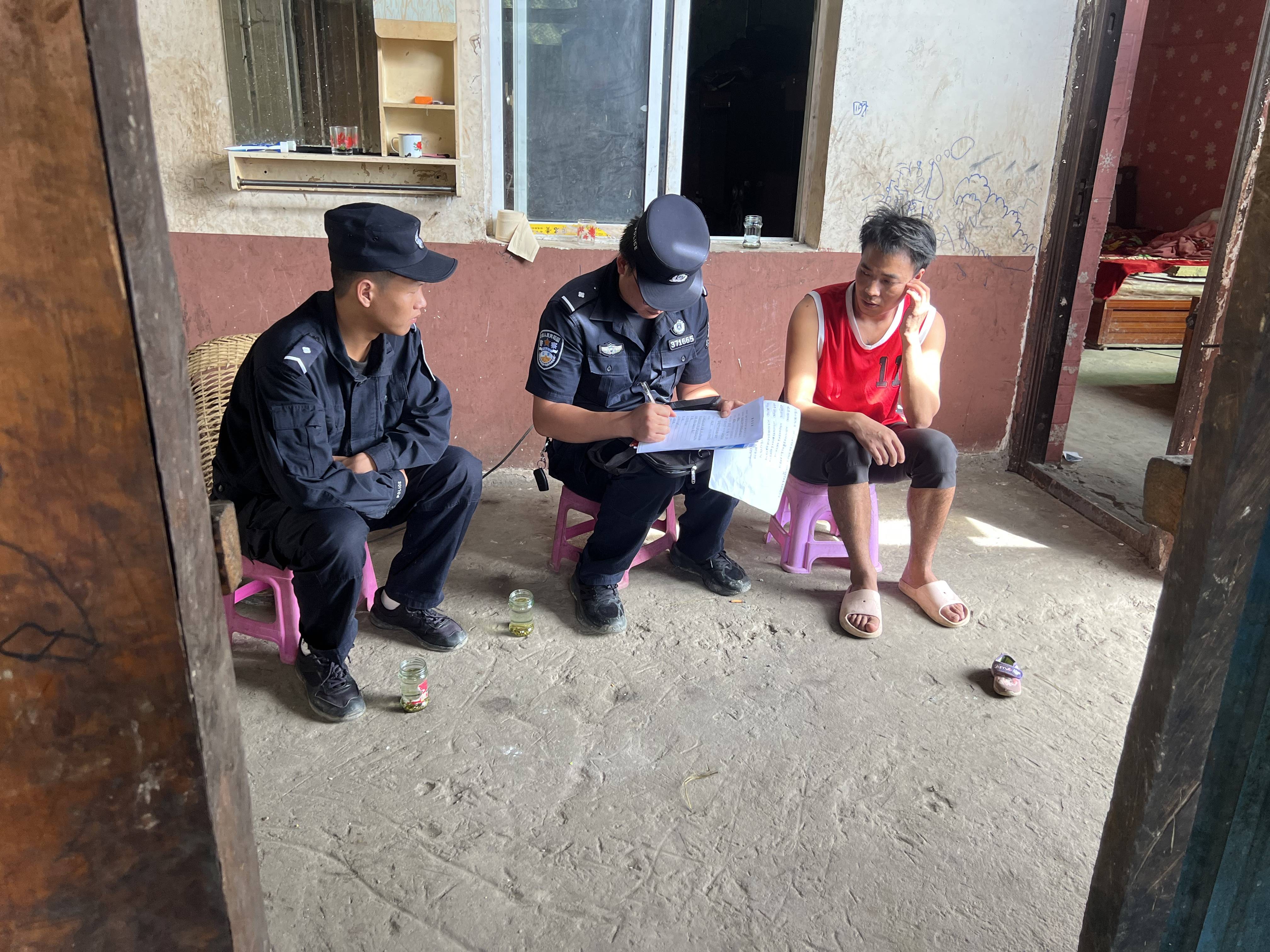 当好群众化解员期间,民警辅警深入辖区群众家中,通过走村入户等调查