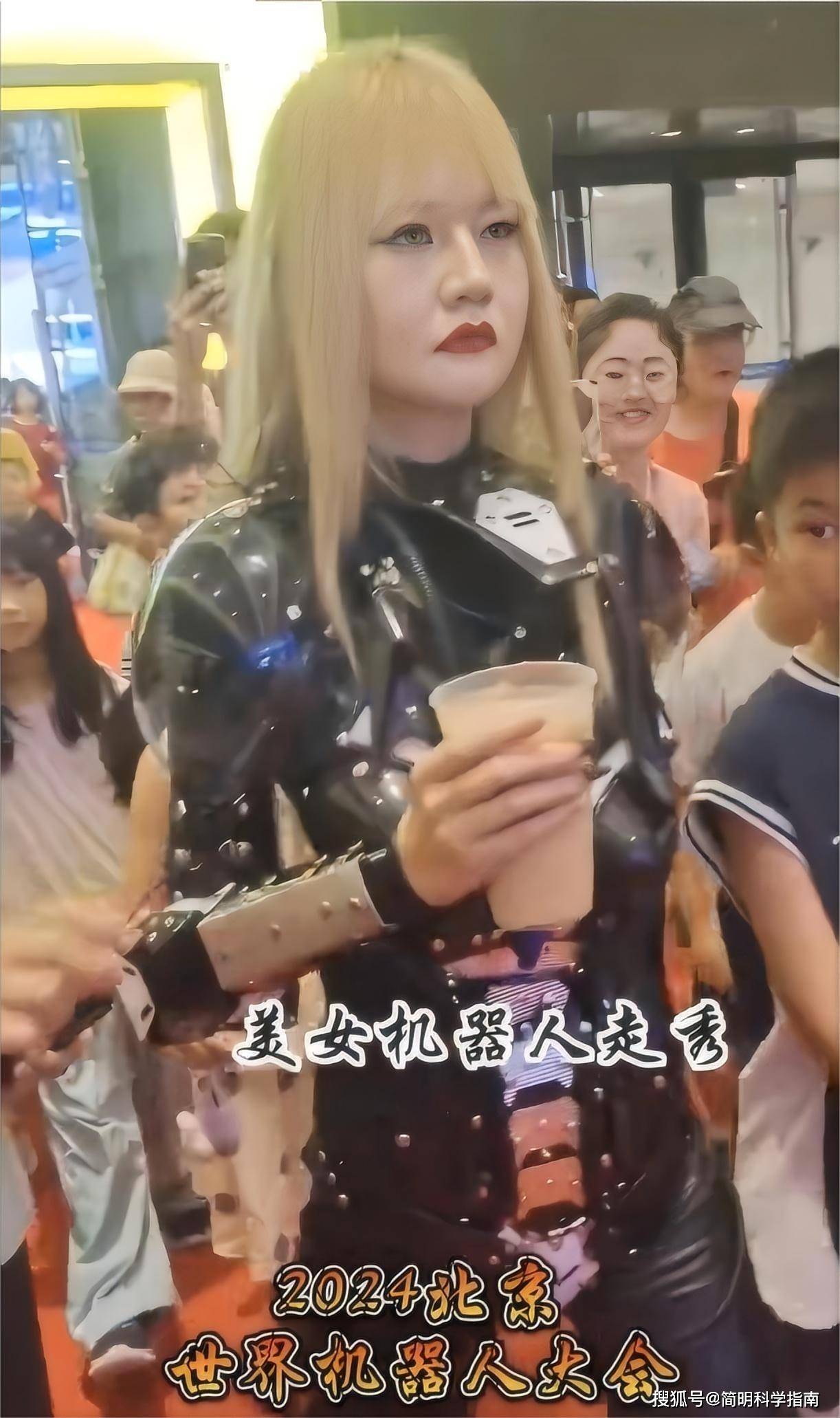 8月25日的北京世界机器人大会中,有厂商请真人模特假扮仿真机器人进行