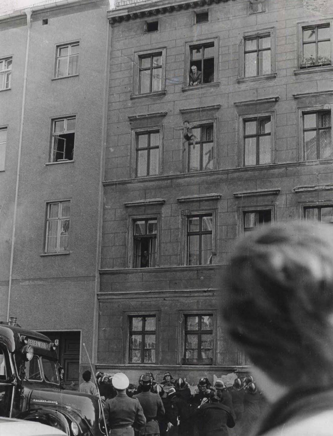 1961年德国,一位父亲从四楼把年幼儿子从东德扔到西德