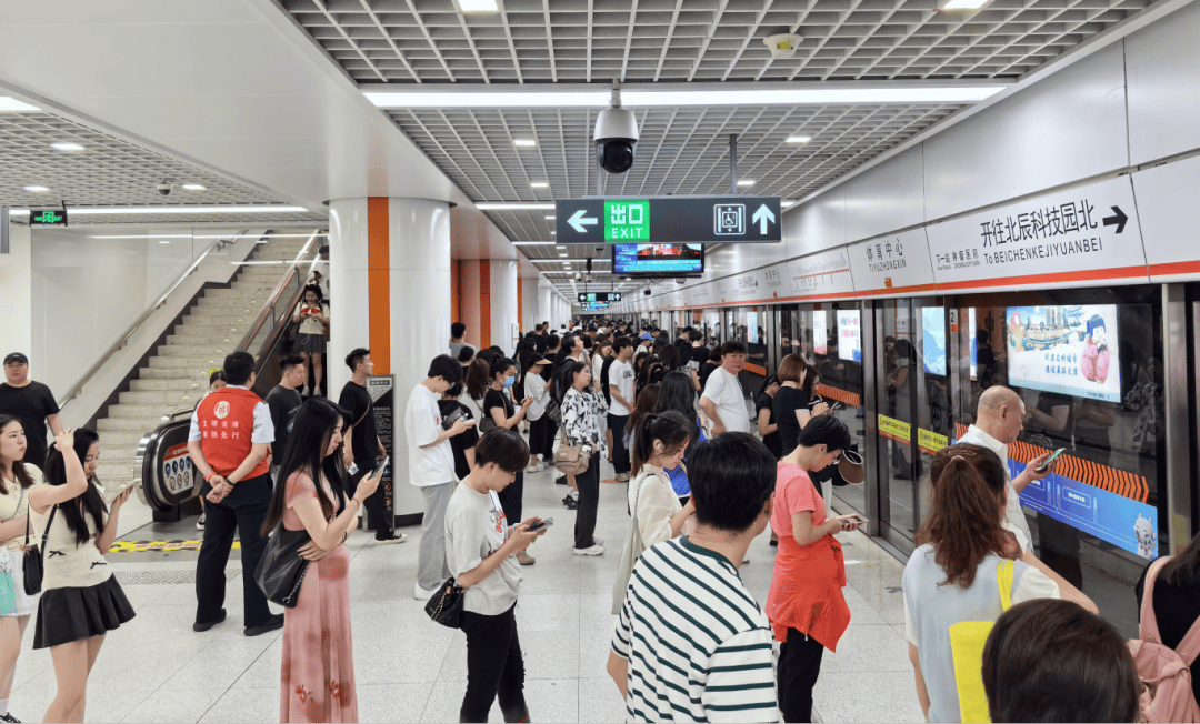 天津西站地铁坐地铁图片