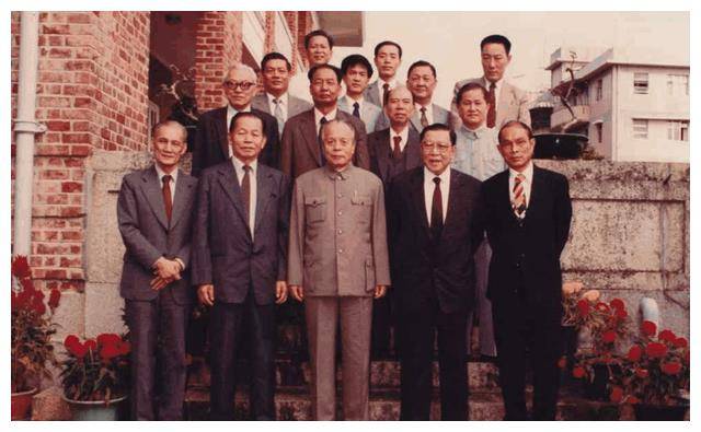 他率先反对“两个凡是”,支持邓公“先富”设计,主政广东推改革_手机搜狐网