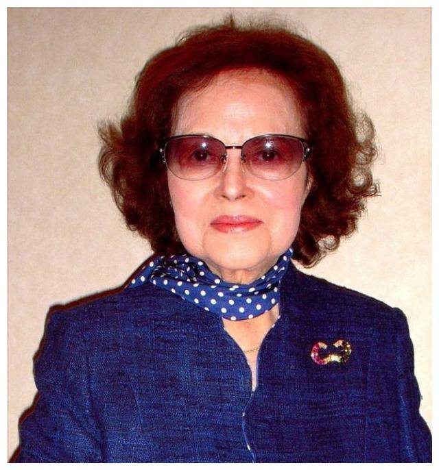 美女汉奸被判枪决,行刑前突然解开衣扣,露出一纸条被无罪释放_李香兰