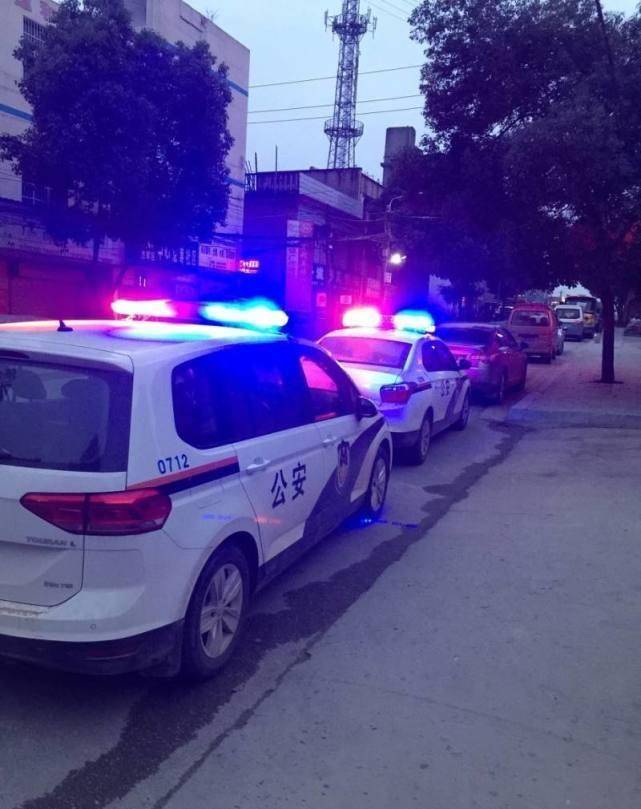 警察抓人为什么要开"警报声"?不怕"犯人"提前跑了吗?_警方_警车_剧中