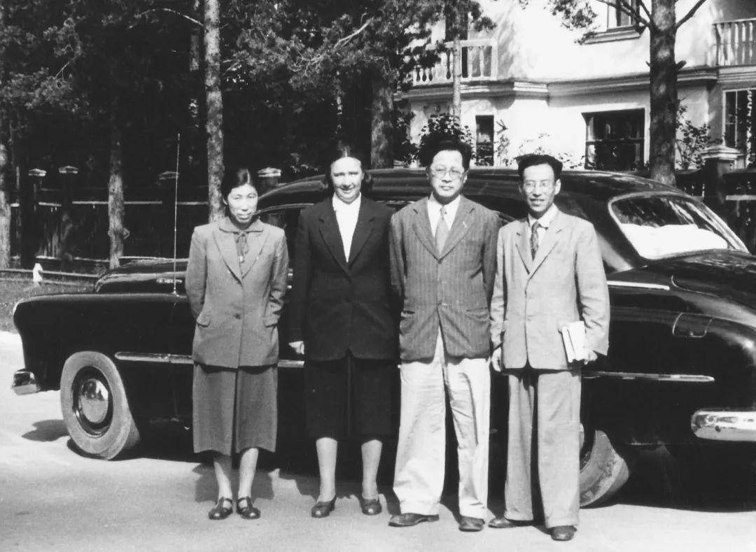 在莫斯科的求学生涯并不轻松,刘允斌见识到了战火纷飞对比苏联昌盛的