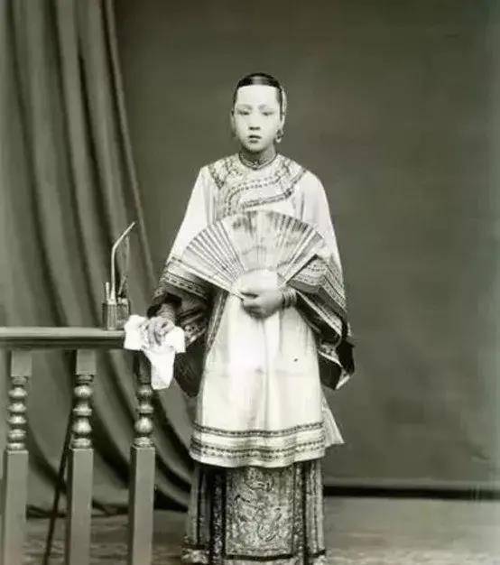 几千年的缠足陋习,为何美名曰三寸金莲?与古代男性特殊癖好有关