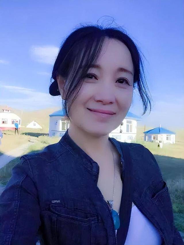 斯琴格日乐爱上恩师臧天朔,却险些丧命,如今55岁活出自我
