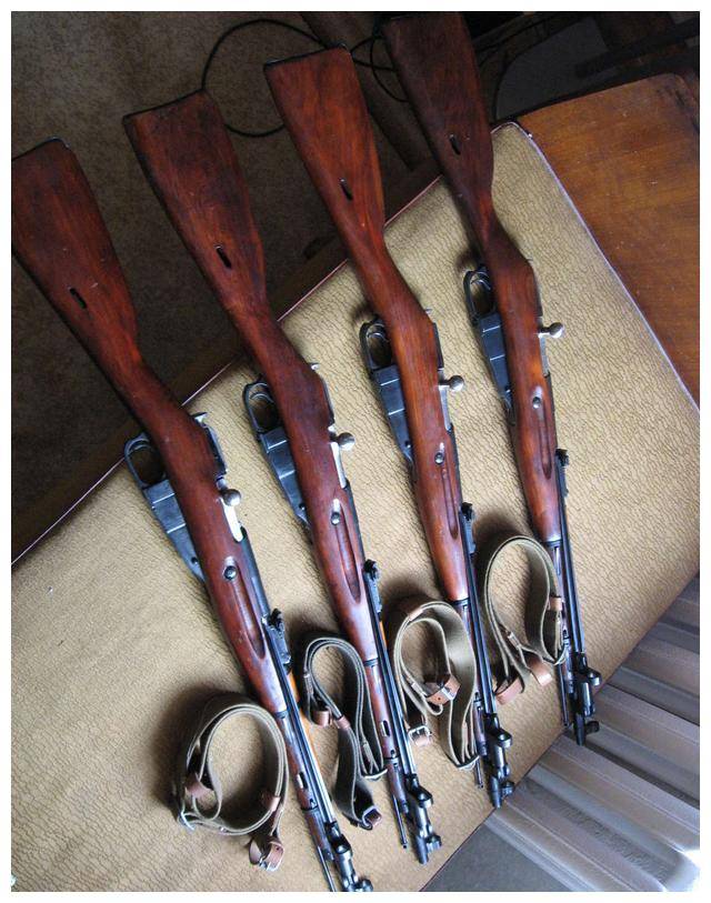 1969年9月30日,连里突然就给我们发了枪,每人一支旧的老式762步枪