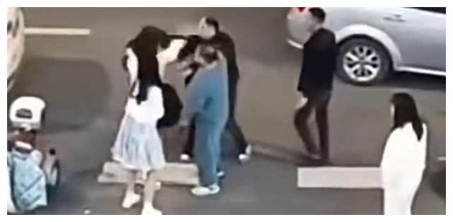 42岁秃头男当街踹飞21岁女孩,他被扯的不是假发,是中年虚伪的脸