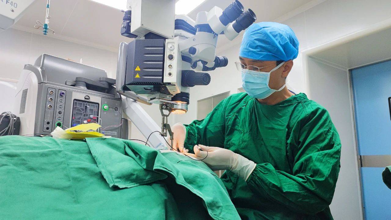 东莞华厦眼科张晓山院长:哪些患者可以考虑行东莞白内障超声乳化手术