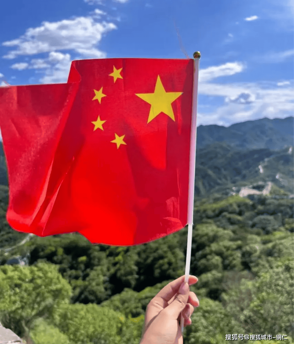 感受中国顶尖学府的学术氛围,之后可前往798艺术区,这里是现代艺术的