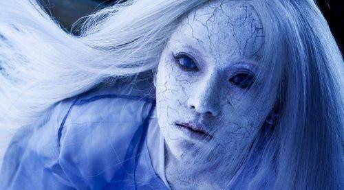 清朝一幅"女鬼图",放大10倍看她在做什么?网友称晚上不敢细看