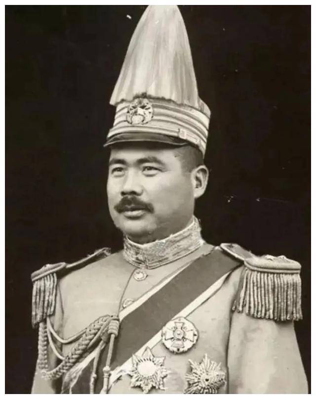 七,杨虎,杨虎是安徽宁国人,比蒋介石小两岁,青年时期的杨虎满怀壮志