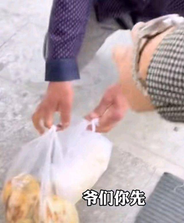 疫情吃熟食图片图片