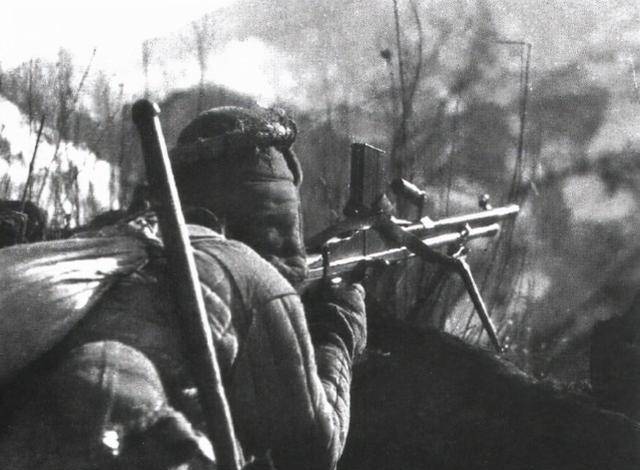 副师长刚出坑道便被参谋长拖进掩体,三分钟后美军炮火便密集落下