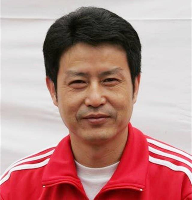 女排名帅陈忠和:和郎平亦师亦友,前妻意外离世,二婚娶女排队员