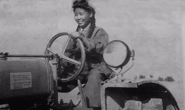 我国第一位女拖拉机手,50年代被印上人民币,40年后才得知真相