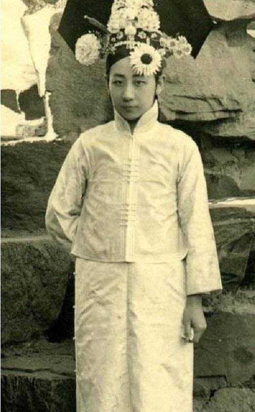 婉容的养母,她也是毓朗贝勒家的二格格.