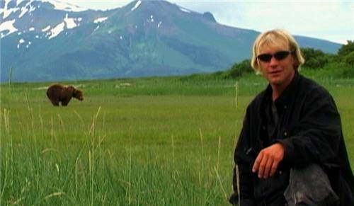 他和熊亲密生活11年,却成熊的盘中餐,生前6分钟音频至今被禁播_提摩西