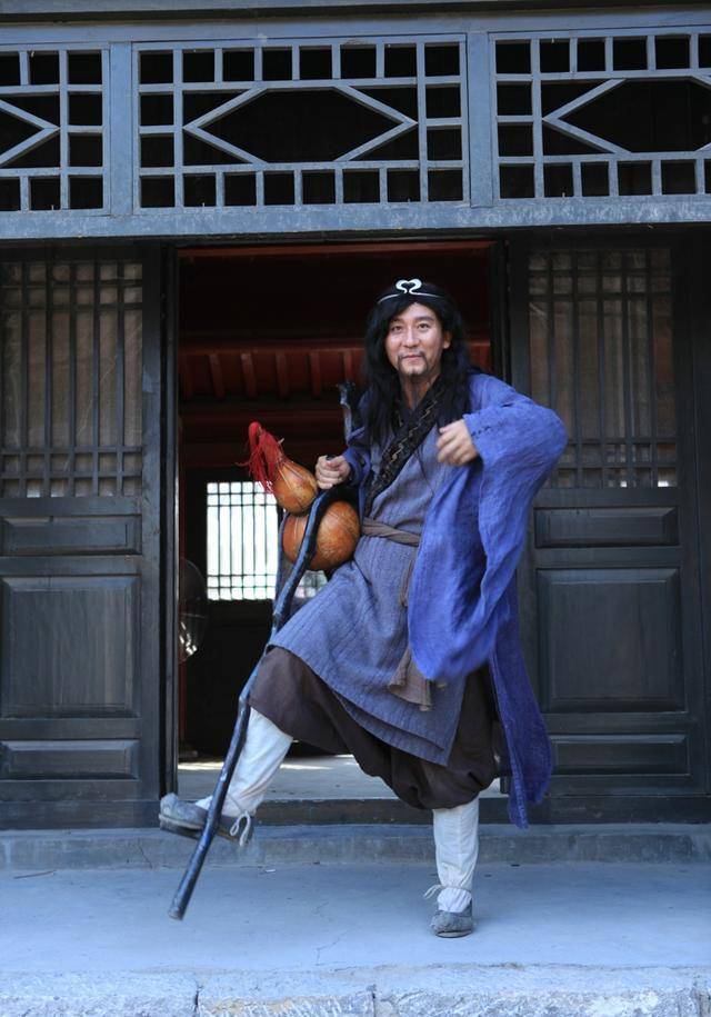 铁拐李是神仙,为什么要以"瘸子"形象出现,把瘸腿治好不行吗