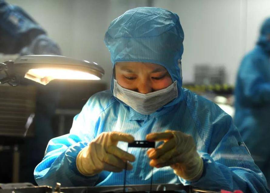 湖南女首富:15岁成为打工妹,靠玻璃起家,45岁挣下500亿身价_周群飞