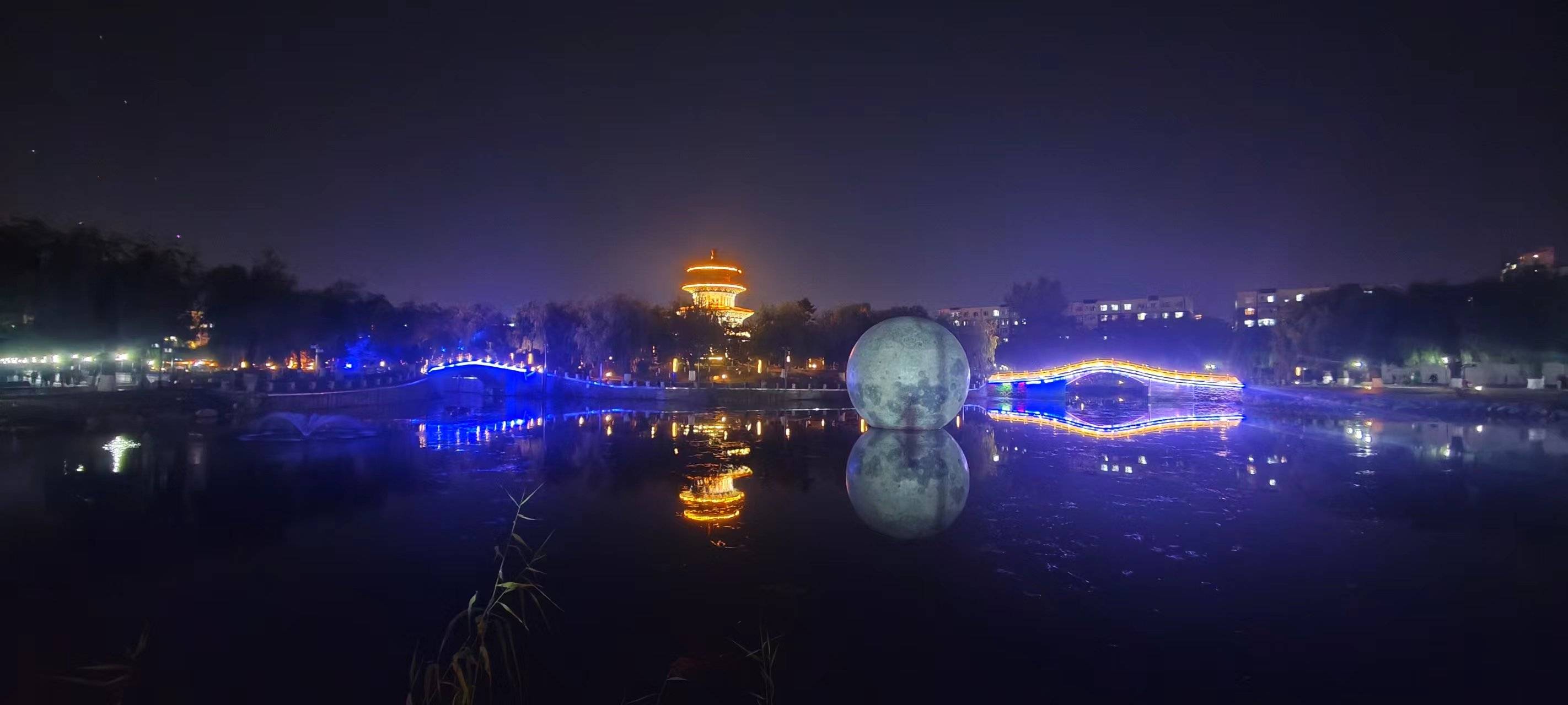 长春劳动公园的秋夜:诗意的斑斓画卷