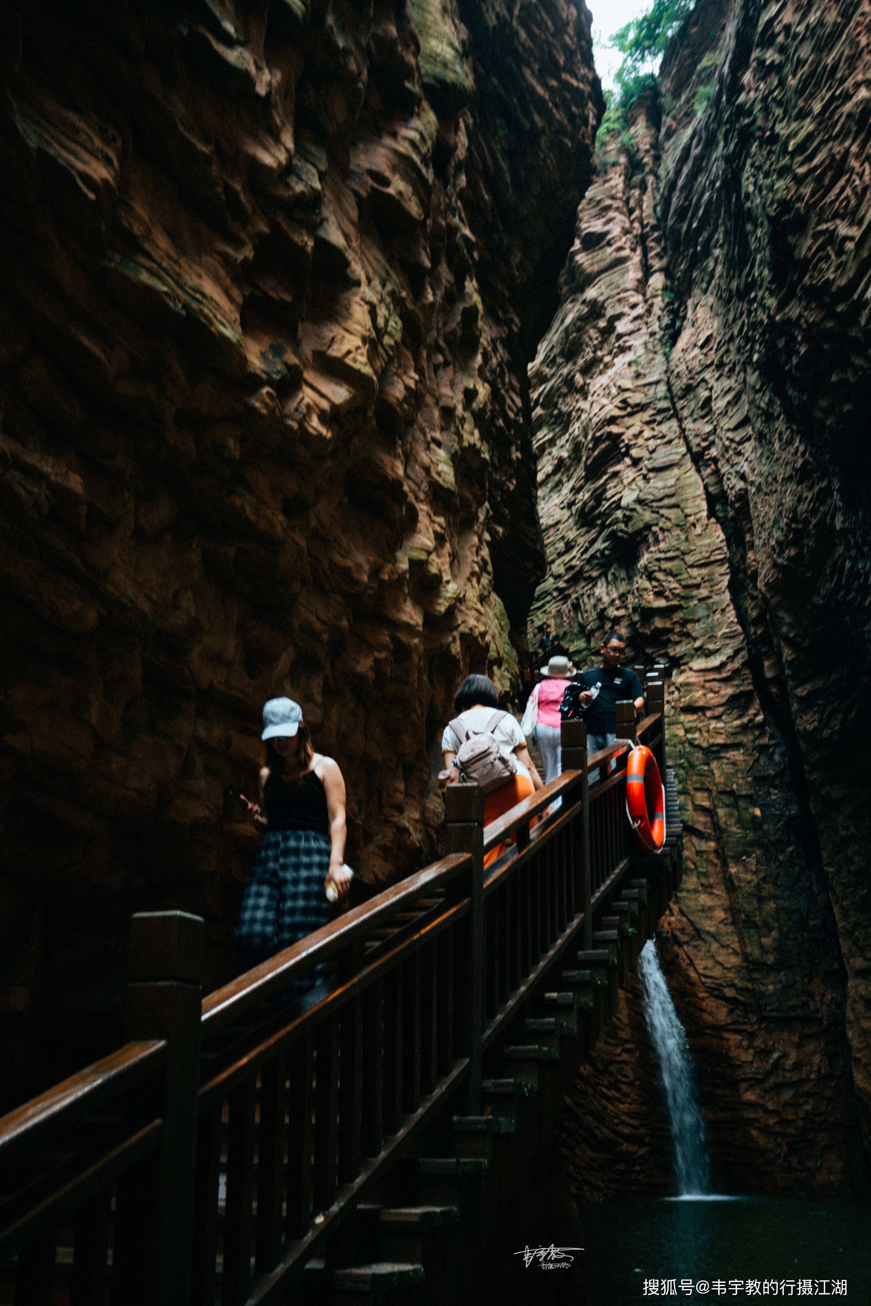 在峡谷里坐120米高的崖壁电梯,观百米瀑布,十一最适合全家出游的景区