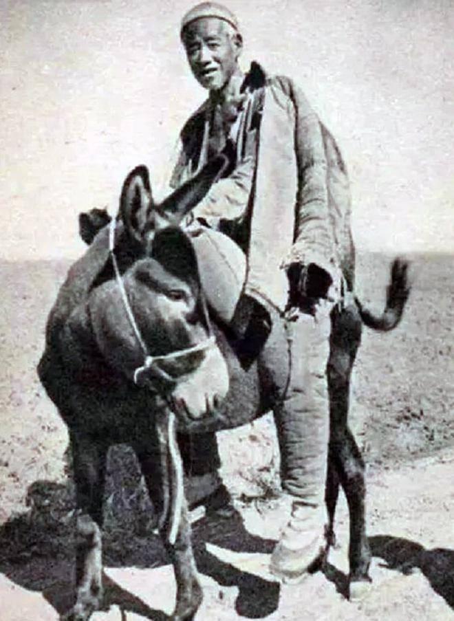 配备了一头当地的毛驴,还找到一名青壮小伙给他背着捷克产马四环步枪