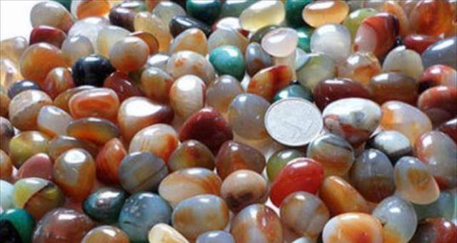 内蒙古干涸湖布满"五彩石",无人识货遭人捡拾,三年损失20亿_玛瑙_湖泊