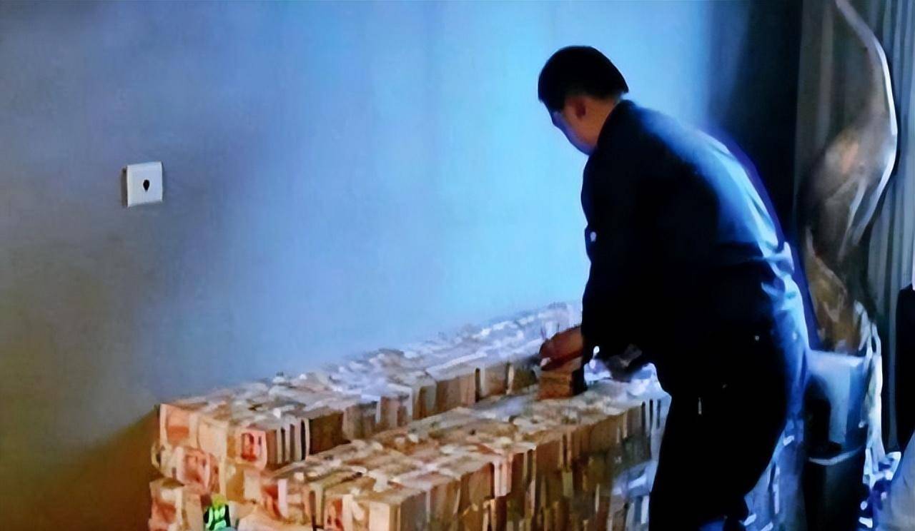 村支书贪污5.8亿,家藏黄金31公斤,现金随地扔,村民敢怒不敢言_石凤刚_发展_生活