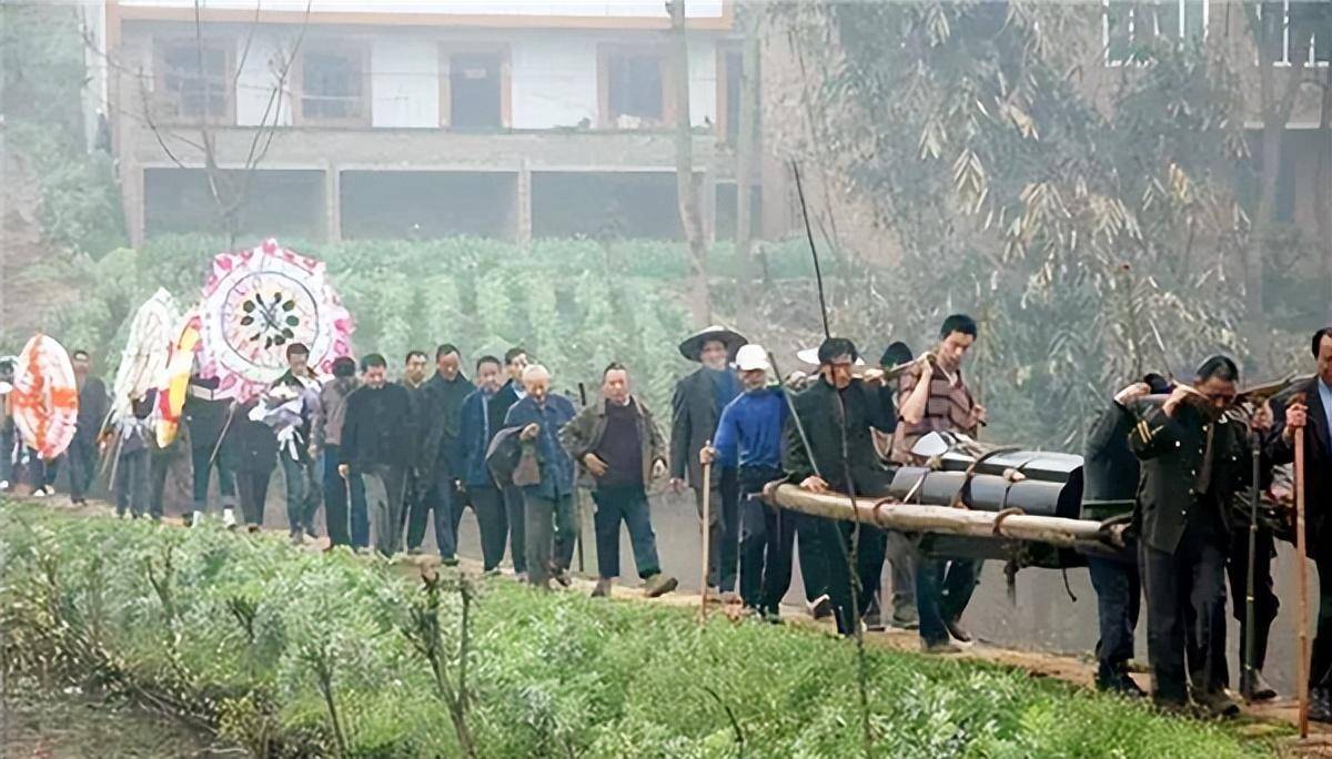 俗语:"坟后有坑绝人丁,白虎垂头少男愁",什么意思?有道理吗